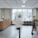 Erhvervsskole: Frisørs- og Kosmetikerskolen – NEXT Uddannelse København (reception, montre, venteområde) uddannelseslokaler