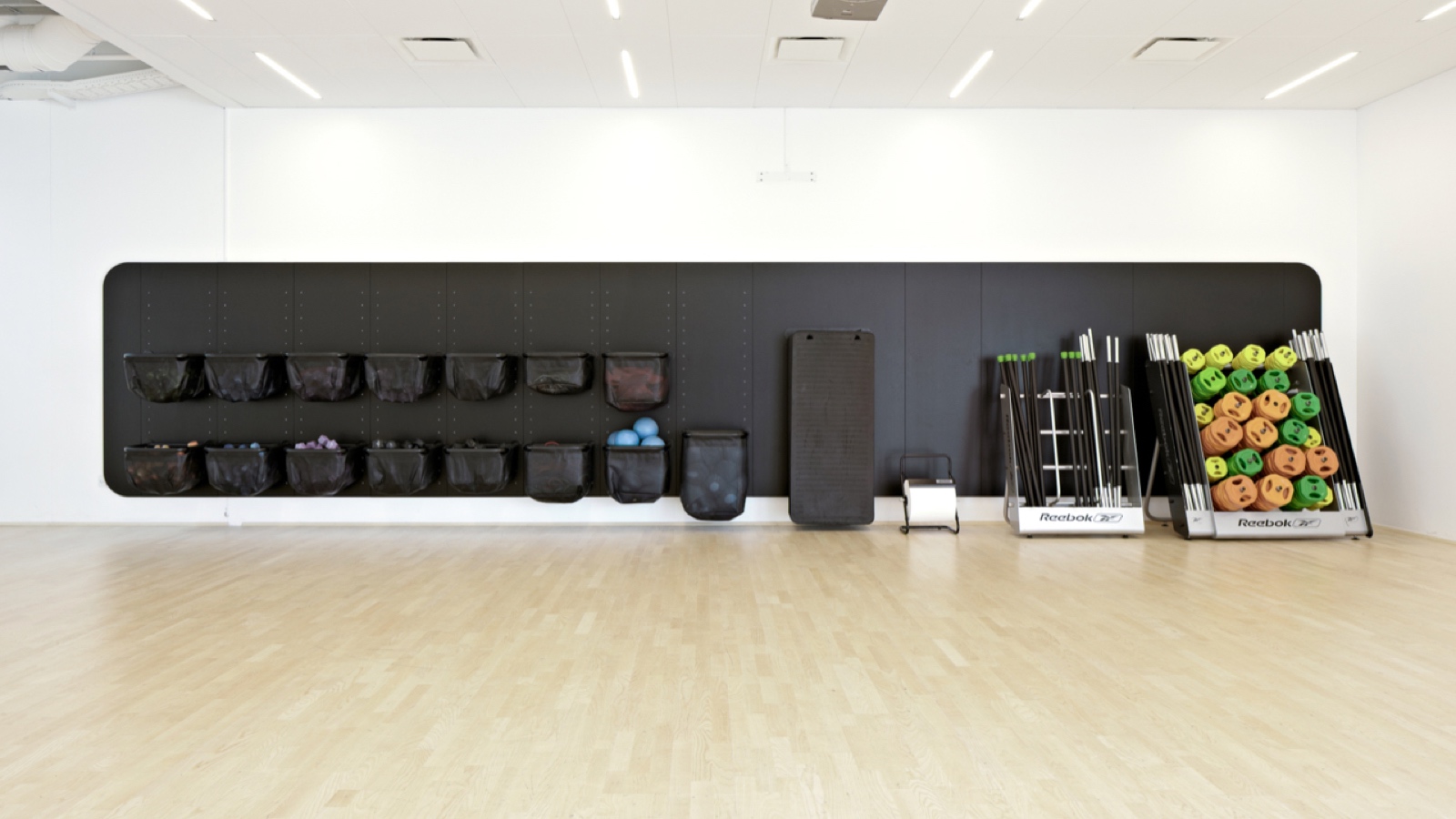WellCome Fitness Center: Inventar til opbevaring af udstyr til multisal & yoga-/pilatessal.